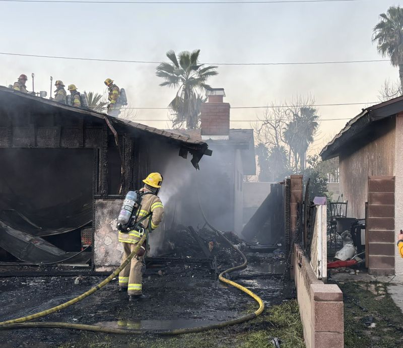 Image for the Tweet beginning: Firefighters arrived in just five